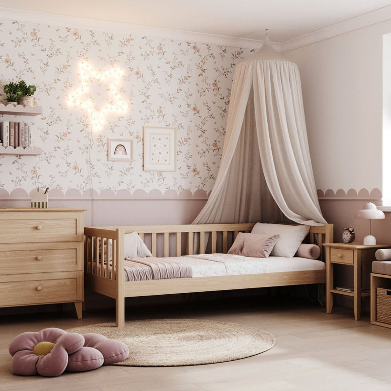 Sofa drewniana do pokoju dziecka - kiedy sprawdzi się lepiej niż łóżko?